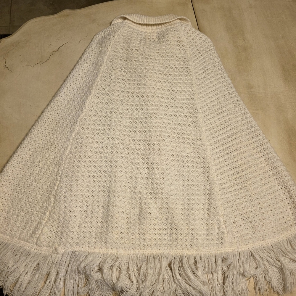 ✨ VINTAGE 70s Boho Cream Cable Knit Fringe Cape – Arm Openings – Cozy! - Picture 11 of 16
